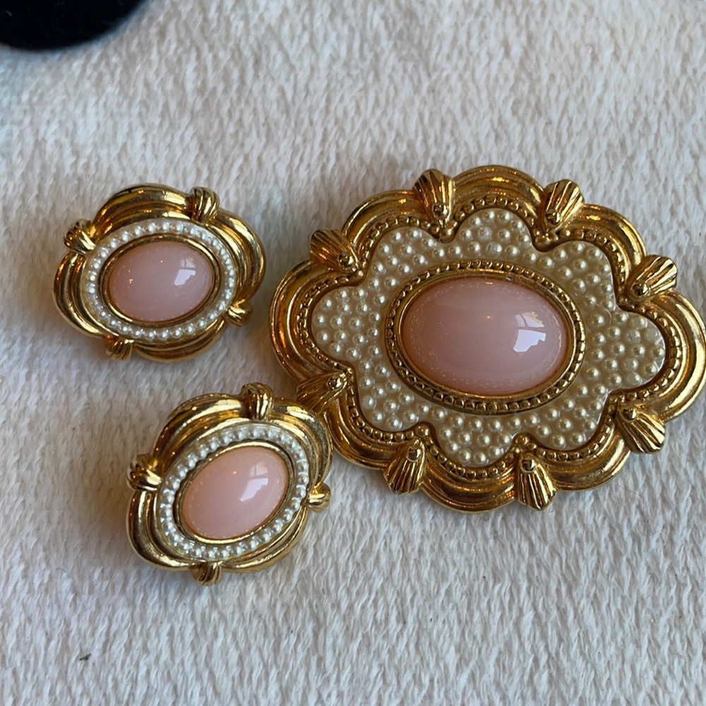 VTG gold tone and faux pearl brooch and earring set